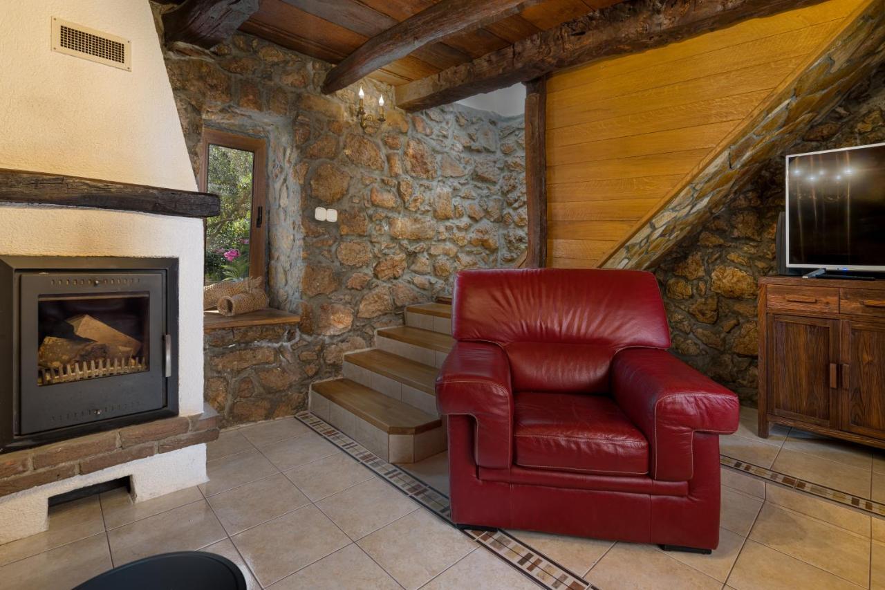 Stone Lady Holiday Home With Pool&Hot Tub,Sauna,Bbq,Garden Rasopasno Exterior photo